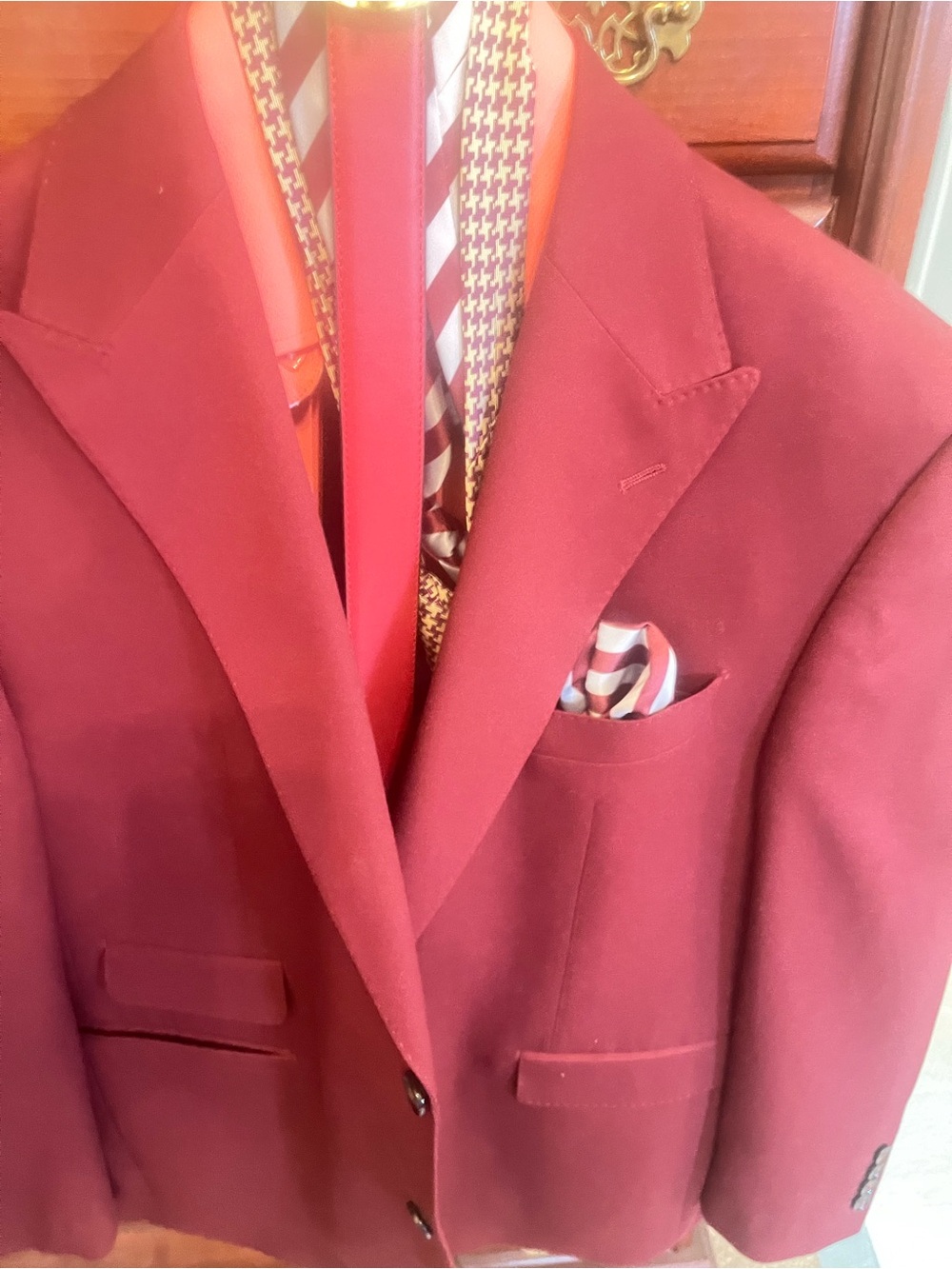 Beautiful & NEW Men's Italian Burgundy Blazer - Classic Tailored Style 42S.